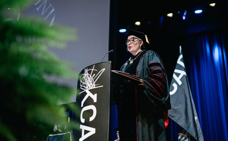 Tara McCrackin giving the 2025 KCAD commencement address.