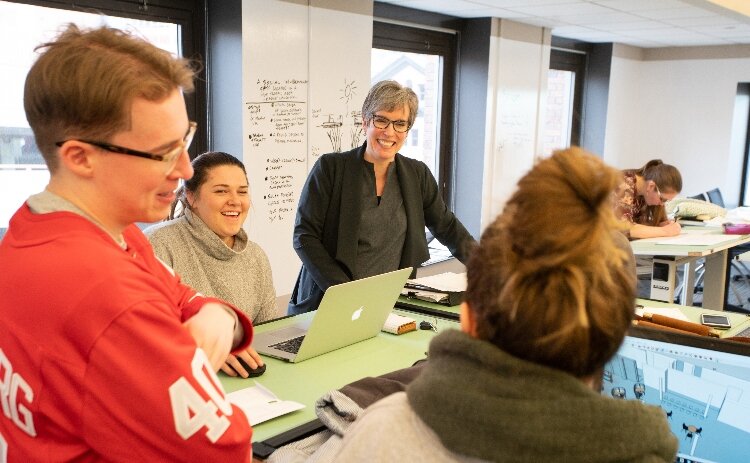 Tara McCrackin speaking with KCAD students. 