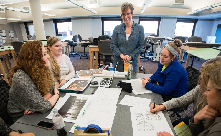 Tara McCrackin speaking with KCAD students. 