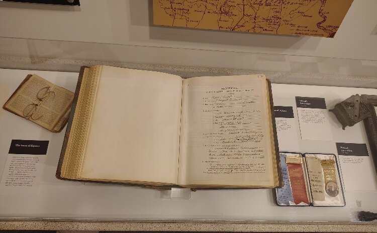 Oude Nederzetters, a settlers’ register marking Zeeland’s 60th anniversary, is on display at the Dekker Huis Museum.