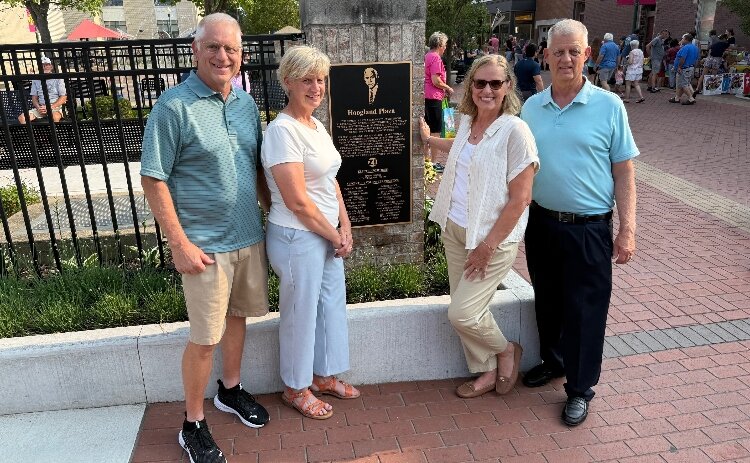 Les Hoogland's children unveil a plaque honoring the late mayor.